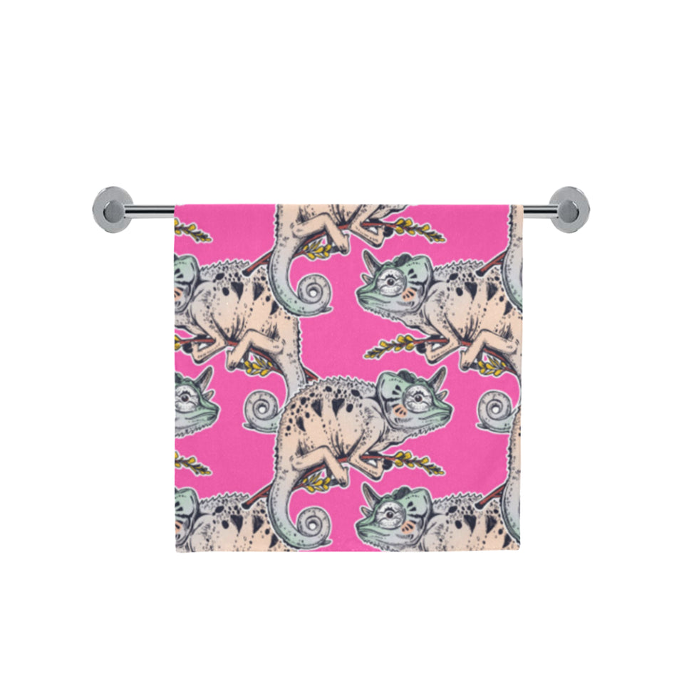 Chameleon lizard pattern pink background Bath Towel