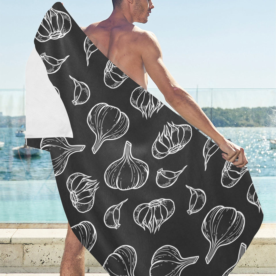 Garlic pattern black background Beach Towel
