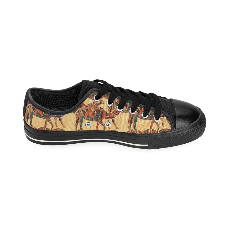 Camel polynesian tribal design pattern Men's Low Top Canvas Shoes Black
