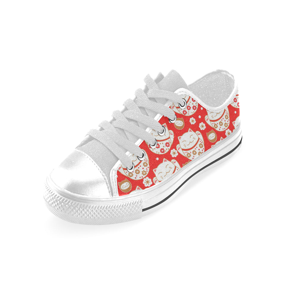 Cute Maneki neko cat red background Men's Low Top Canvas Shoes White