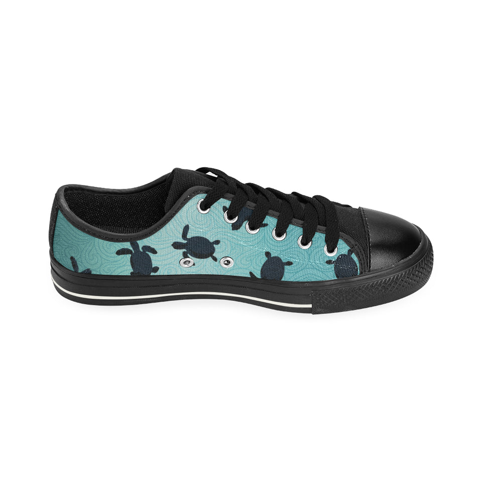 Sea turtle with blue ocean backgroud Men's Low Top Canvas Shoes Black