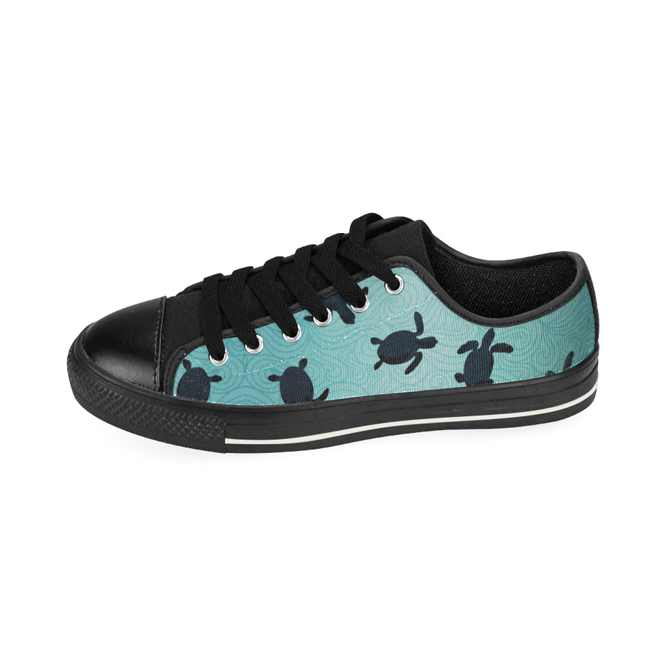 Sea turtle with blue ocean backgroud Men's Low Top Canvas Shoes Black