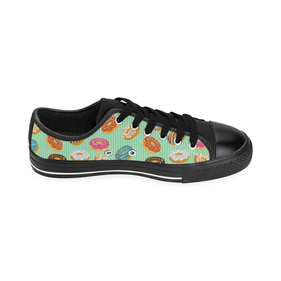 Colorful donut pattern green background Men's Low Top Canvas Shoes Black