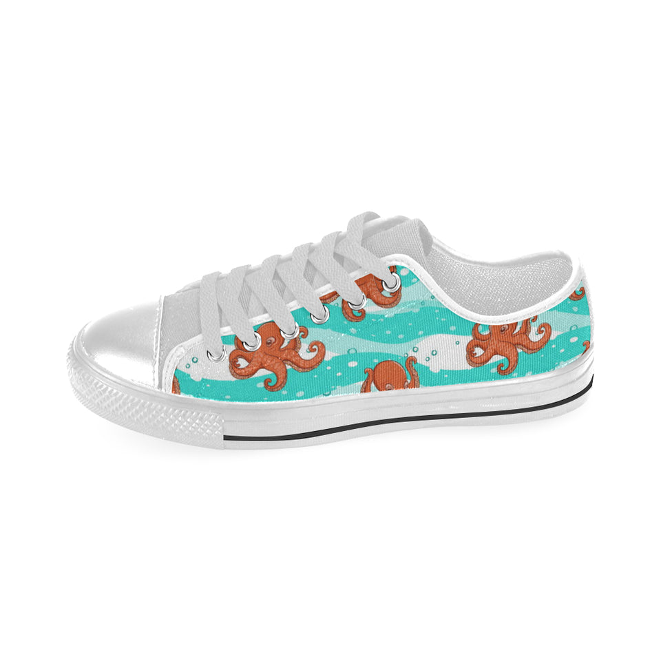 Octopuses sea wave background Men's Low Top Canvas Shoes White