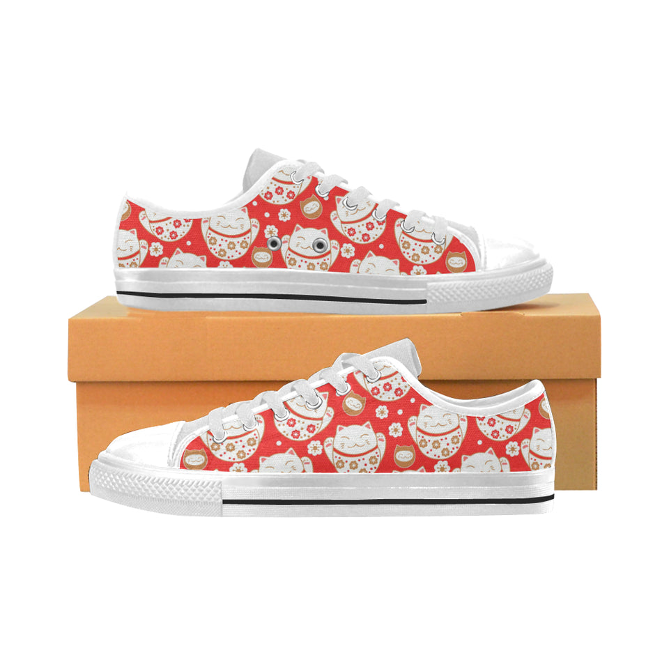 Cute Maneki neko cat red background Men's Low Top Canvas Shoes White