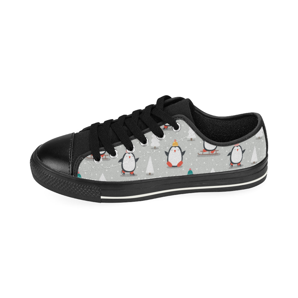 Cute Penguin christmas pattern Men's Low Top Canvas Shoes Black