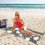 Beautiful gold autumn maple leaf pattern Beach Towel