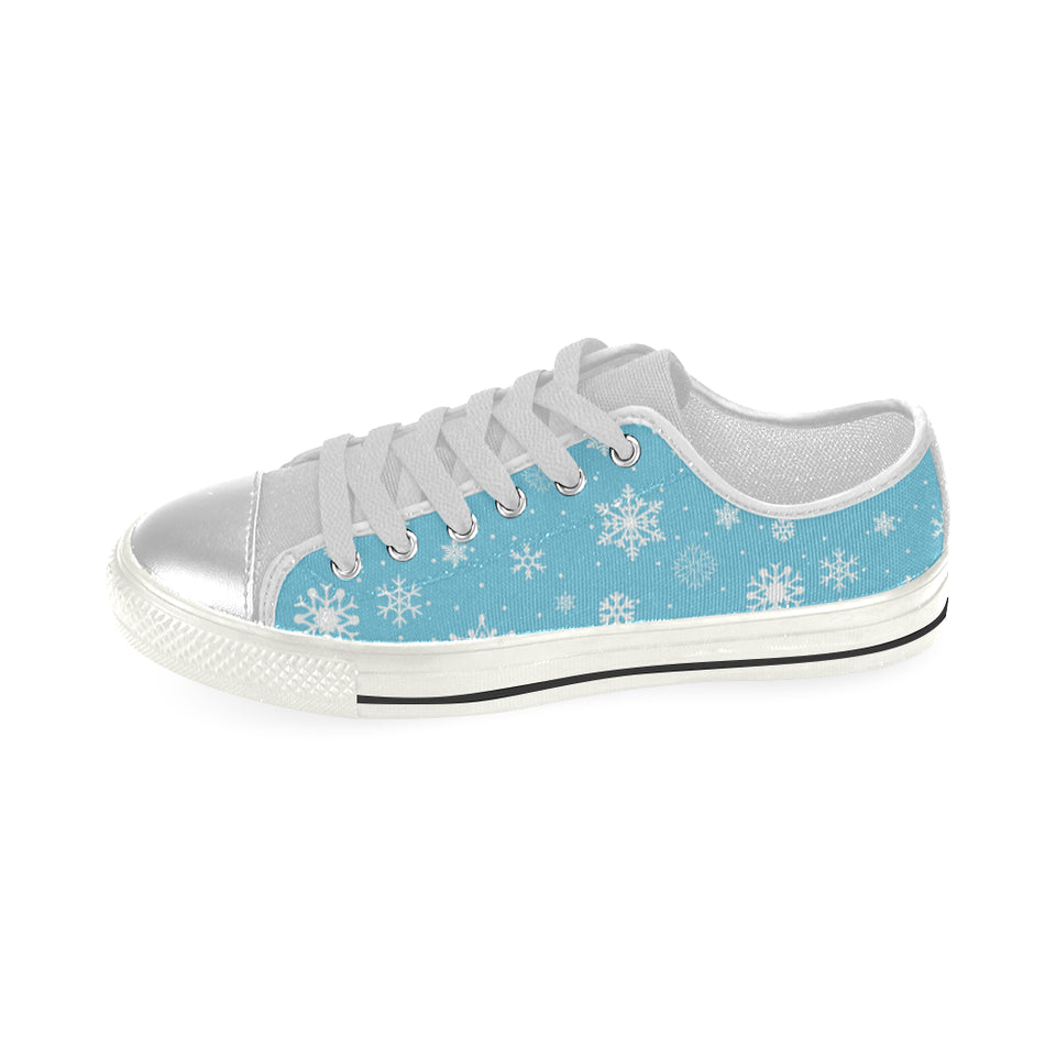 Snowflake pattern blue background Women's Low Top Canvas Shoes White