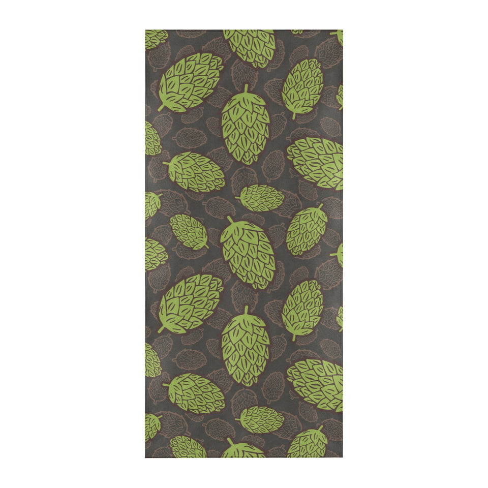 Hop pattern black background Beach Towel