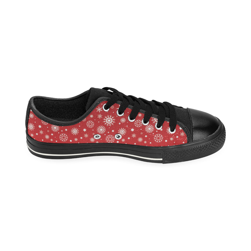 Snowflake pattern red background Men's Low Top Canvas Shoes Black