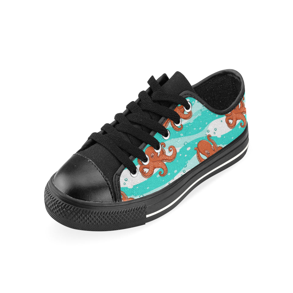 Octopuses sea wave background Men's Low Top Canvas Shoes Black