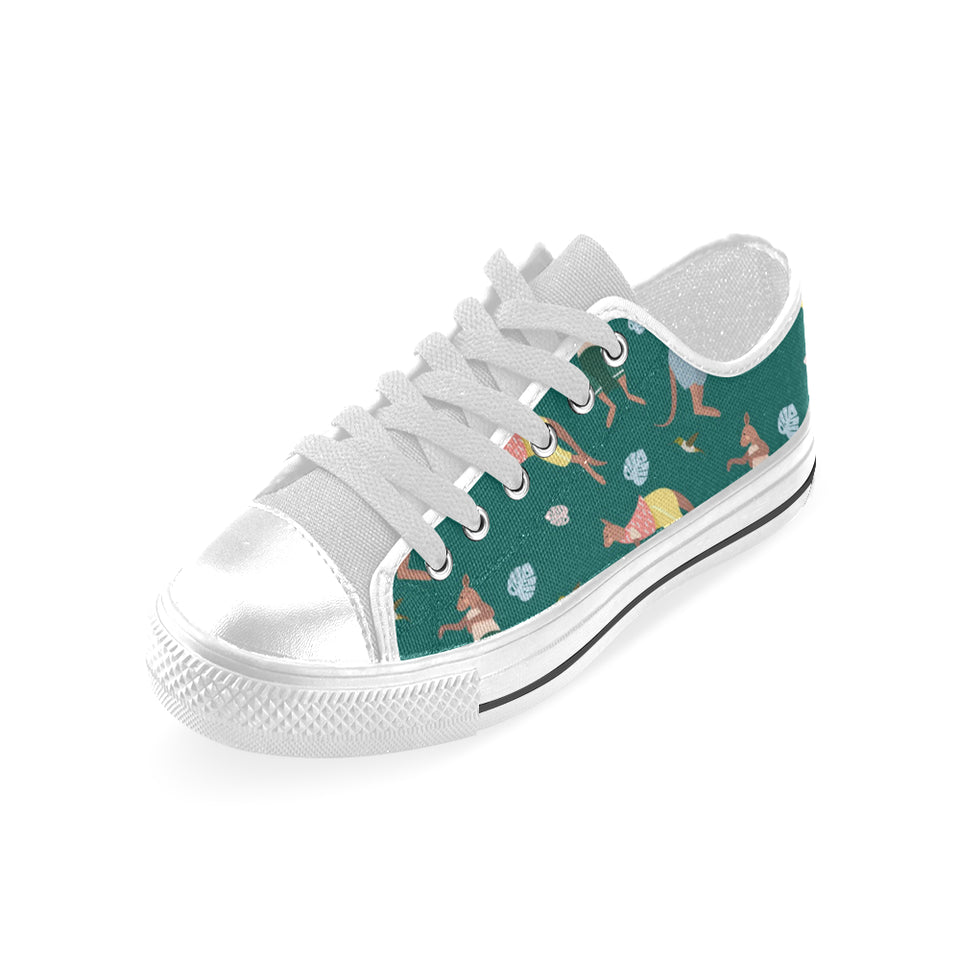 Kangaroo leaves pattern Men's Low Top Canvas Shoes White