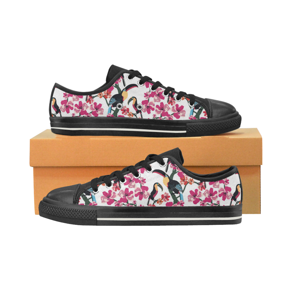 Toucan flower design pattern Men's Low Top Canvas Shoes Black