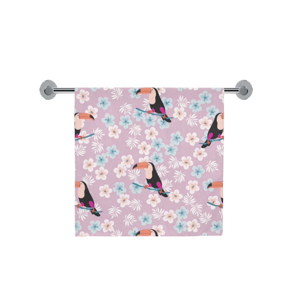 Beautiful toucan flower leaves Bath Towel