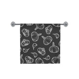 Garlic pattern black background Bath Towel
