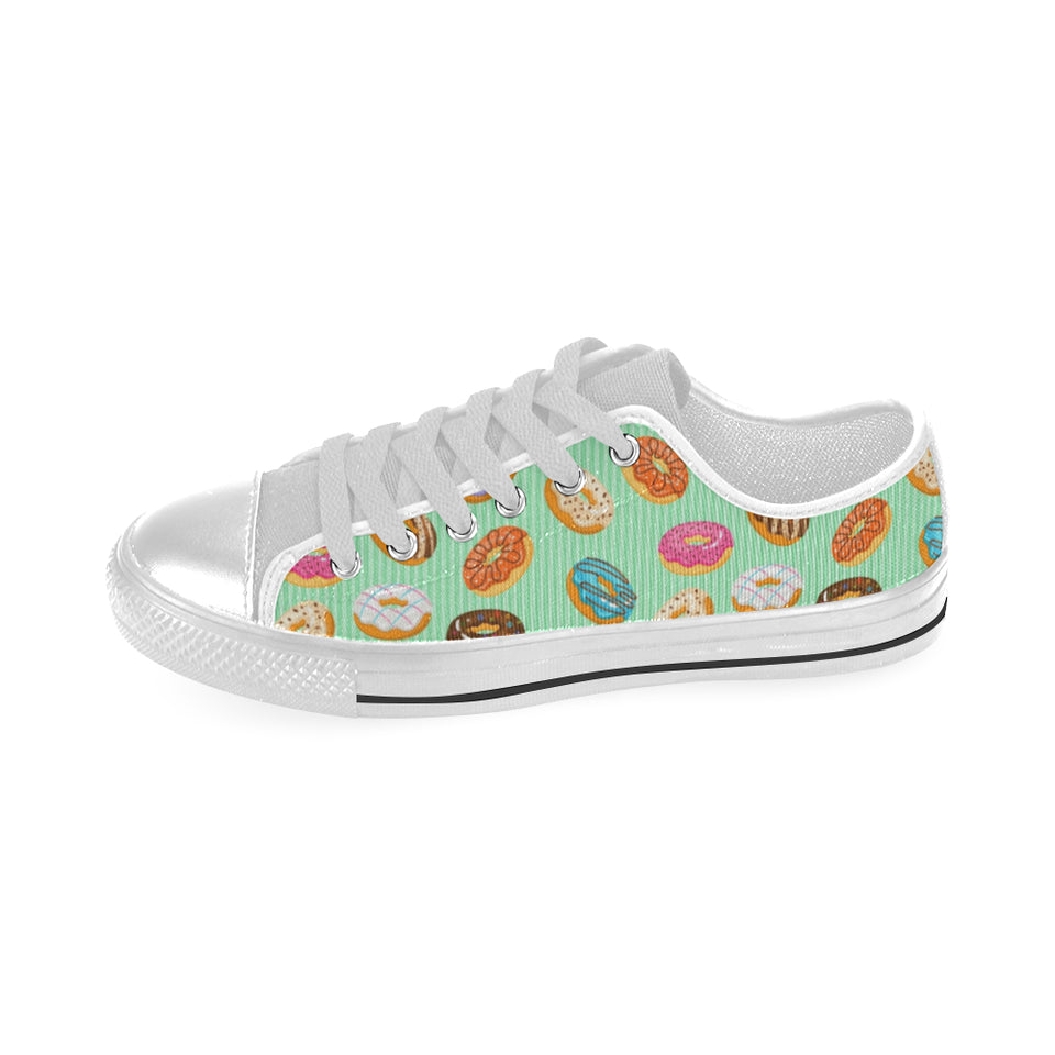Colorful donut pattern green background Men's Low Top Canvas Shoes White