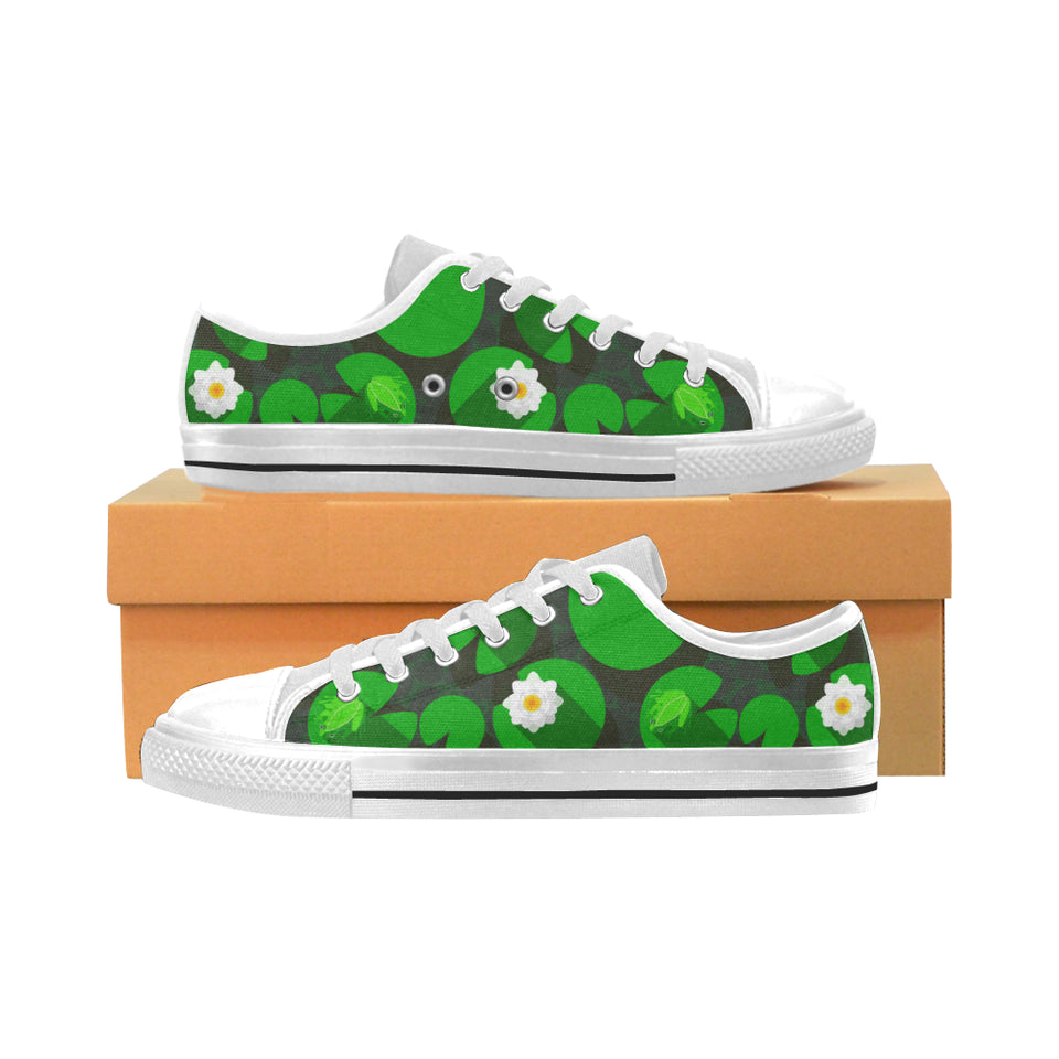 Frog waterlily pattern Men's Low Top Shoes White