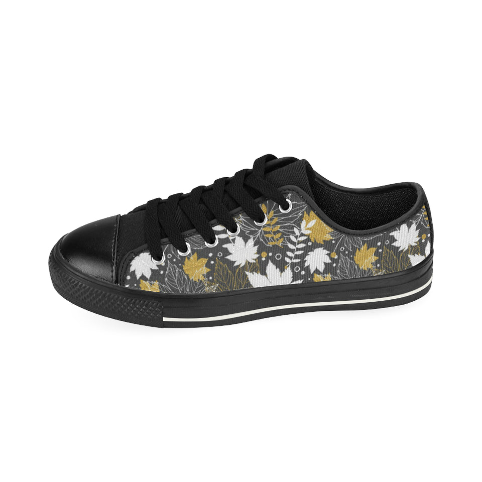 Beautiful gold autumn maple leaf pattern Men's Low Top Canvas Shoes Black