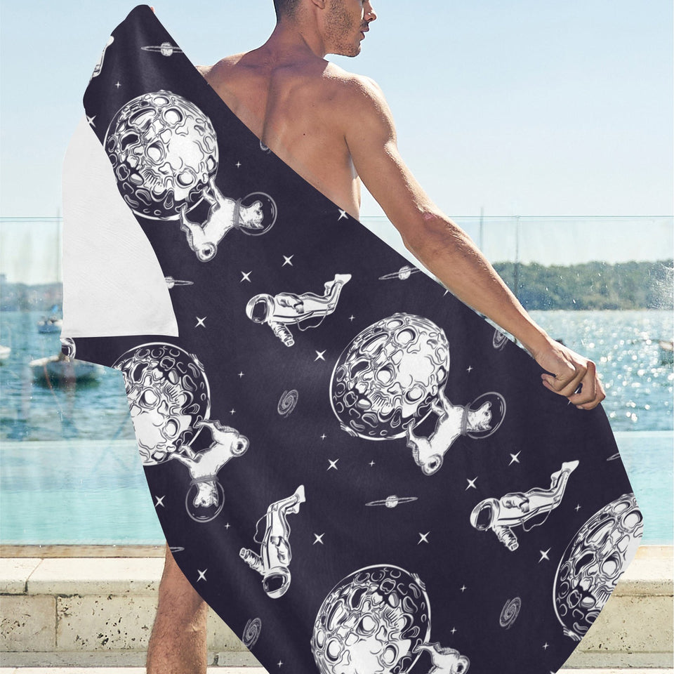 Chihuahua space helmet. astronaut pattern Beach Towel