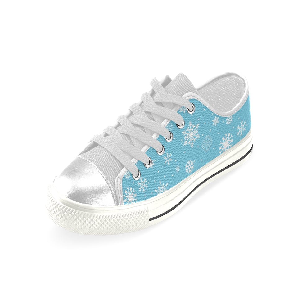 Snowflake pattern blue background Women's Low Top Canvas Shoes White