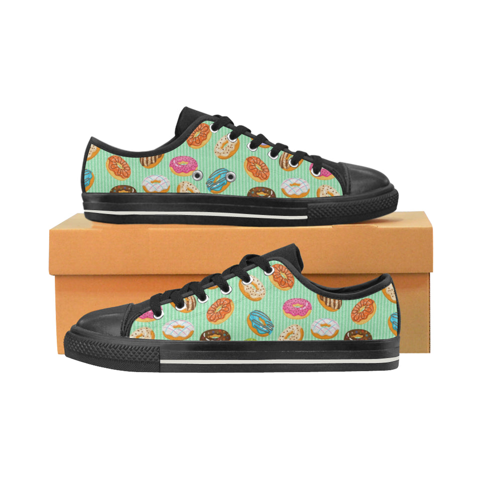 Colorful donut pattern green background Men's Low Top Canvas Shoes Black