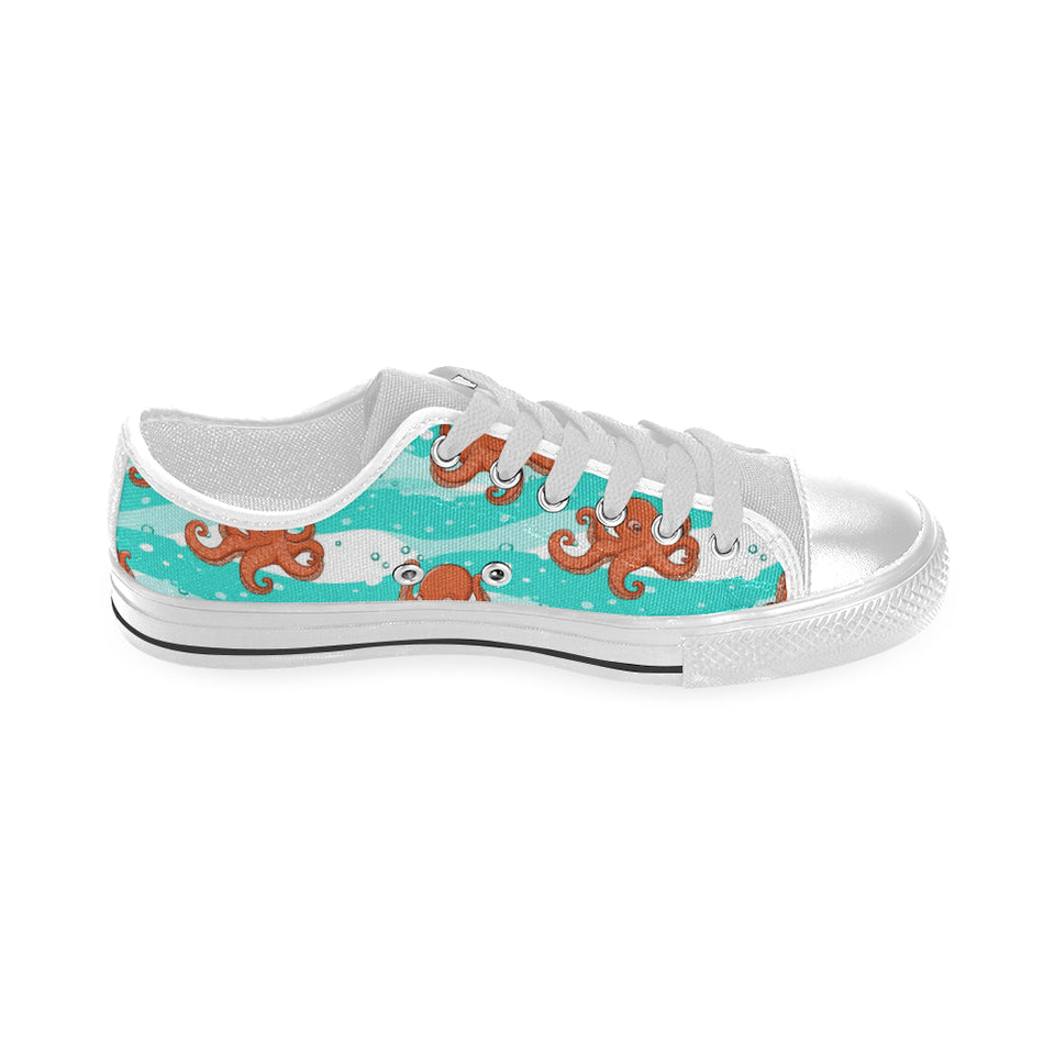Octopuses sea wave background Men's Low Top Canvas Shoes White