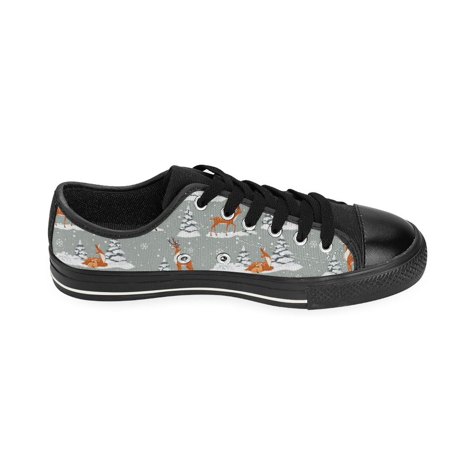 Beautiful deers Winter Christmas Men's Low Top Canvas Shoes Black