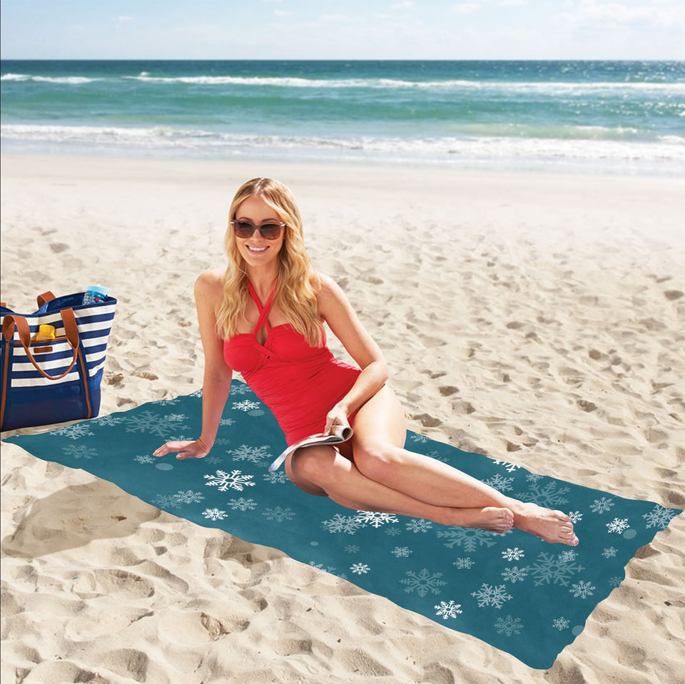 Snowflake pattern dark background Beach Towel