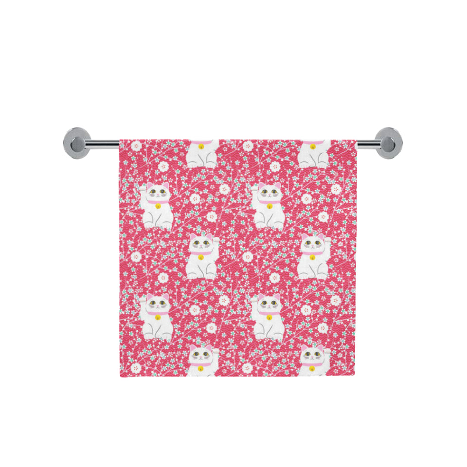 Maneki neko cat sakura pink background Bath Towel