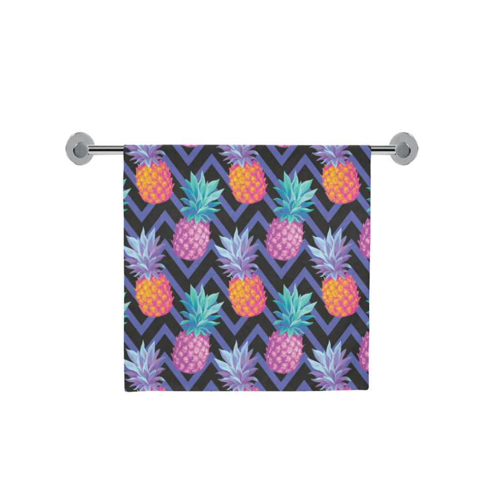 Pineapples pattern zigzag background Bath Towel