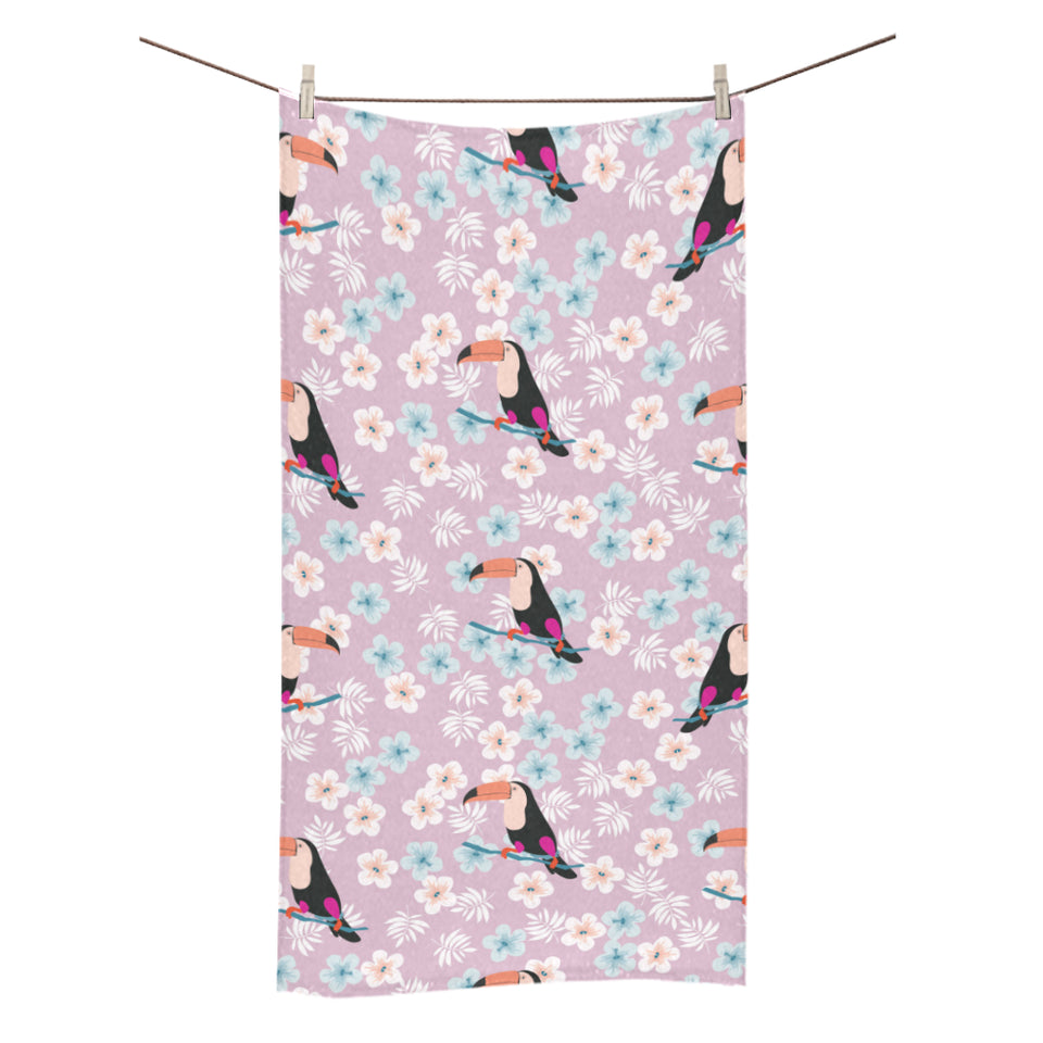 Beautiful toucan flower leaves Bath Towel