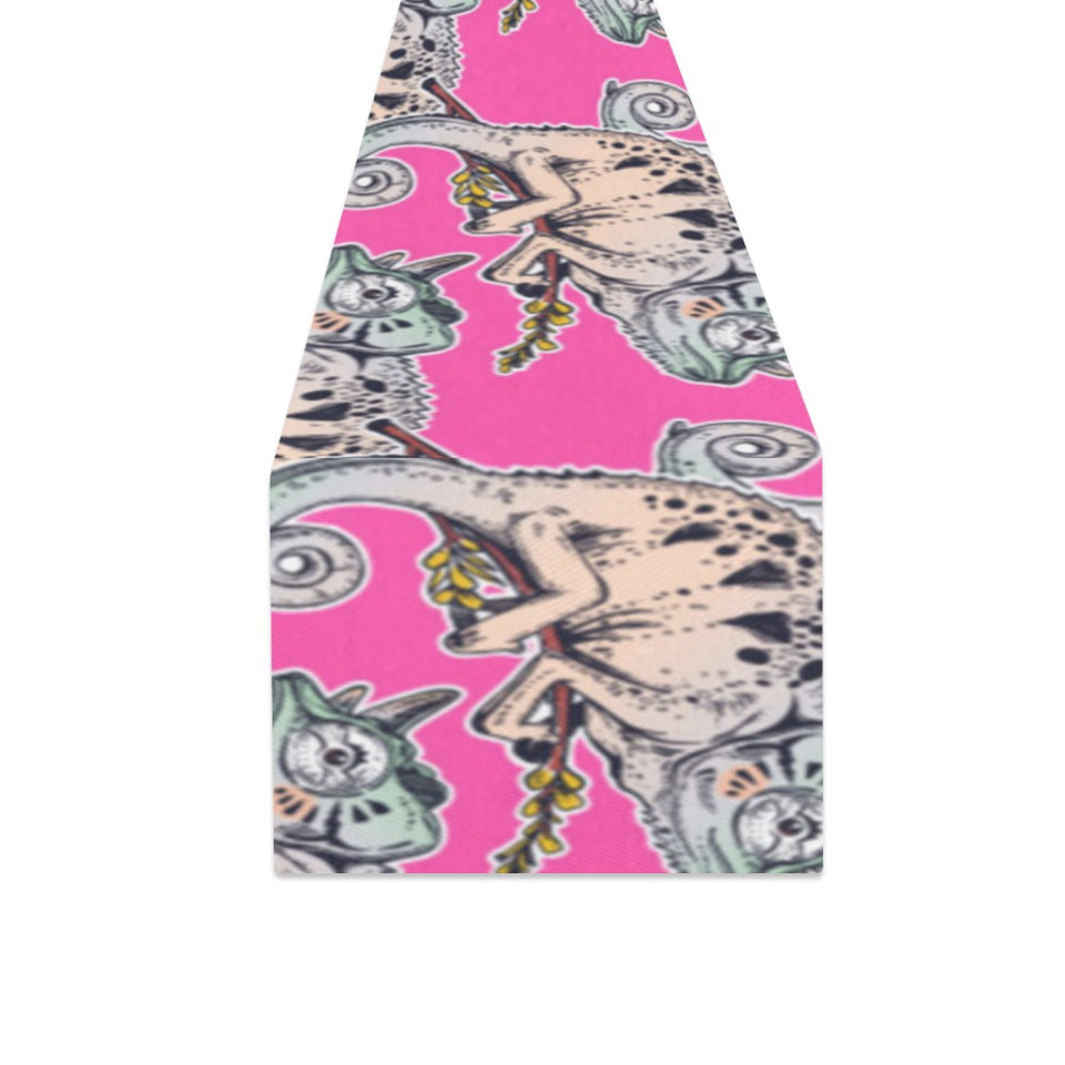 Chameleon lizard pattern pink background Table Runner