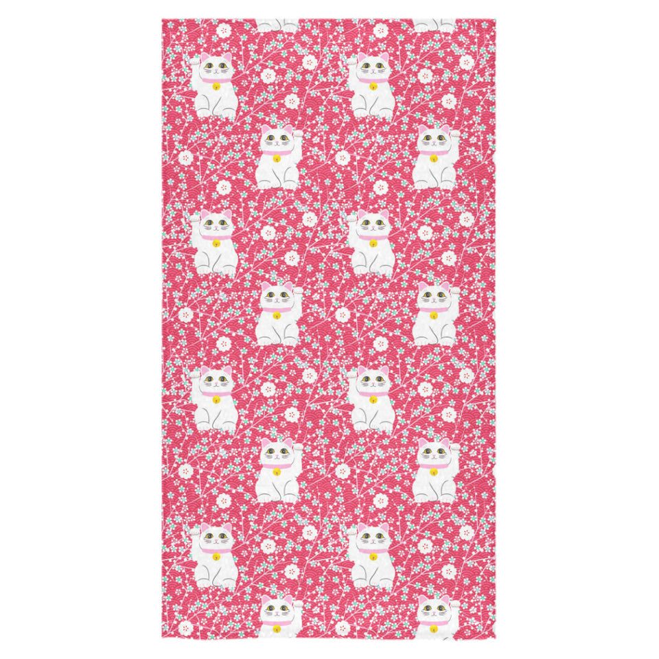 Maneki neko cat sakura pink background Bath Towel