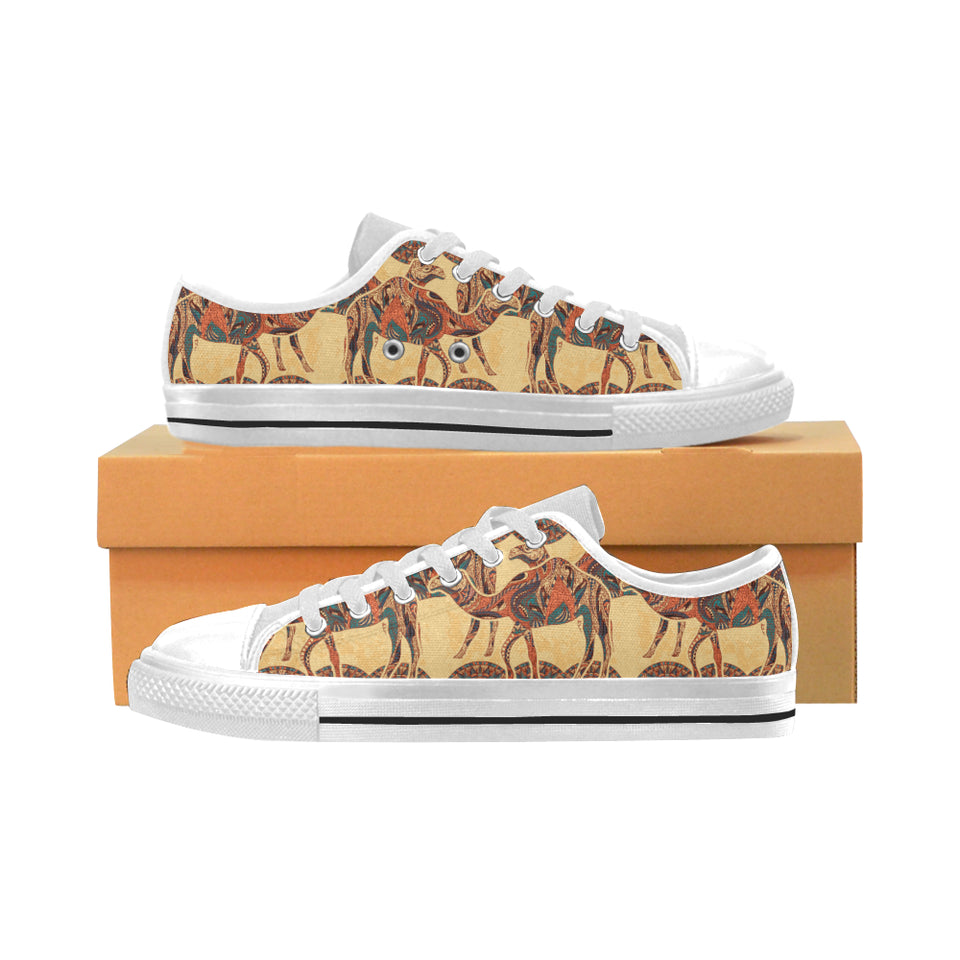 Camel polynesian tribal design pattern Men's Low Top Shoes White