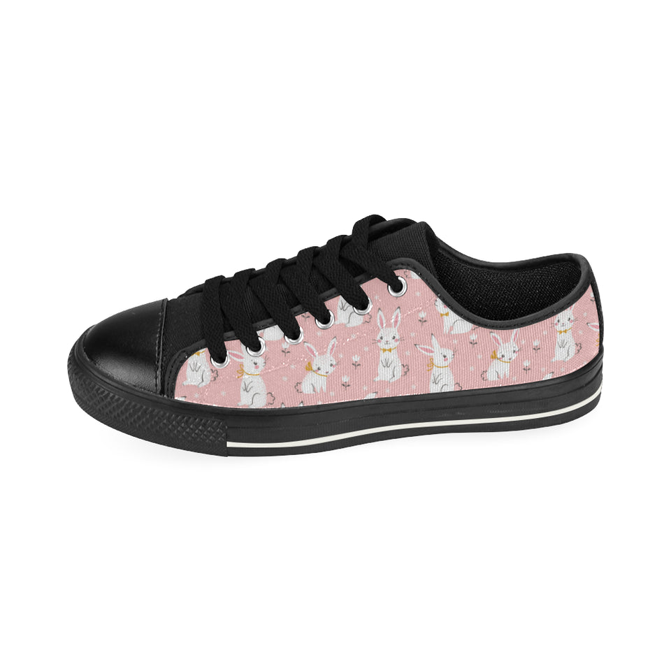 Cute white rabbit flower pink background Men's Low Top Canvas Shoes Black
