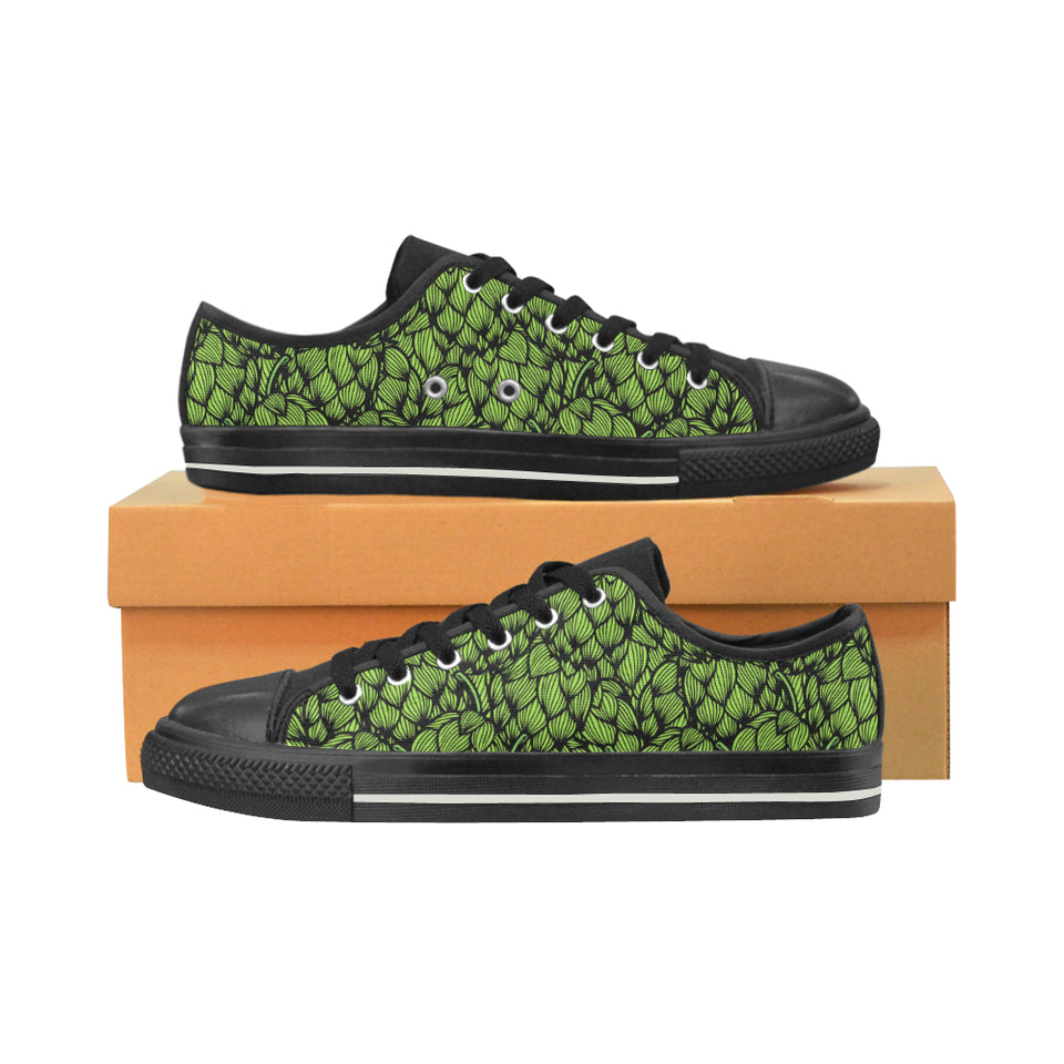 Green hop pattern Men's Low Top Canvas Shoes Black