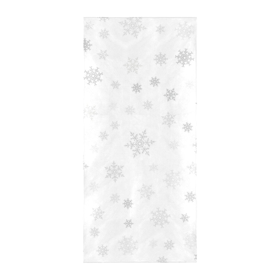 Snowflake pattern white background Beach Towel
