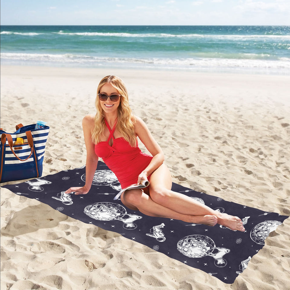 Chihuahua space helmet. astronaut pattern Beach Towel