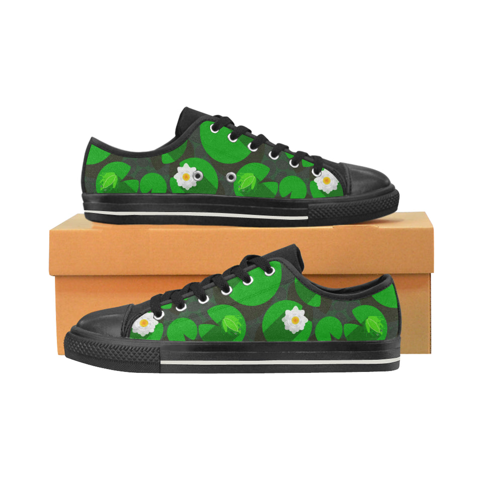 Frog waterlily pattern Men's Low Top Canvas Shoes Black