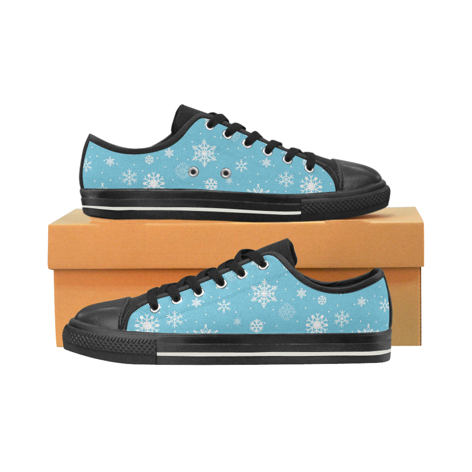 Snowflake pattern blue background Women's Low Top Canvas Shoes Black