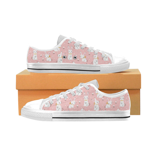 Cute white rabbit flower pink background Men's Low Top Shoes White
