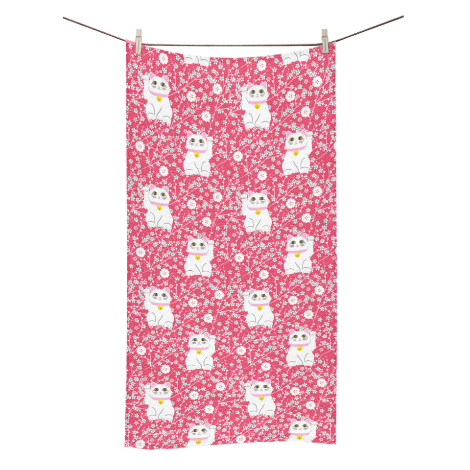 Maneki neko cat sakura pink background Bath Towel
