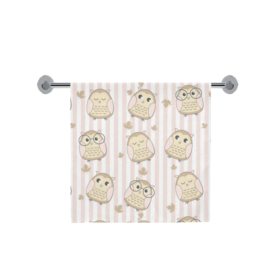 cute owl leaf Bath Towel