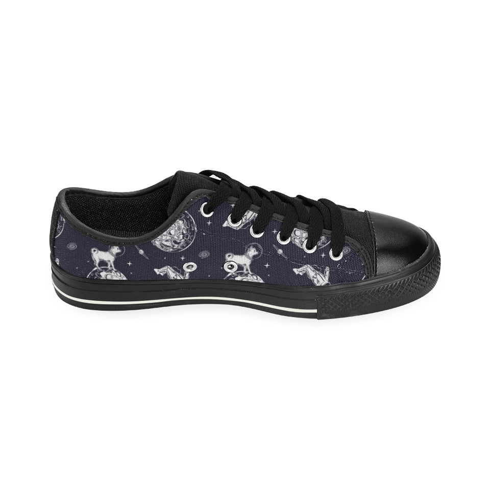 Chihuahua space helmet. astronaut pattern Men's Low Top Canvas Shoes Black