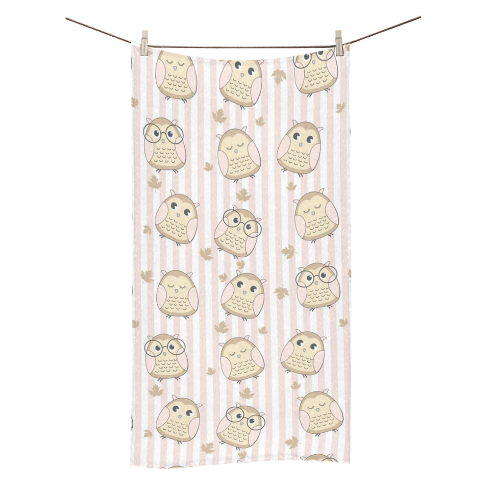 cute owl leaf Bath Towel