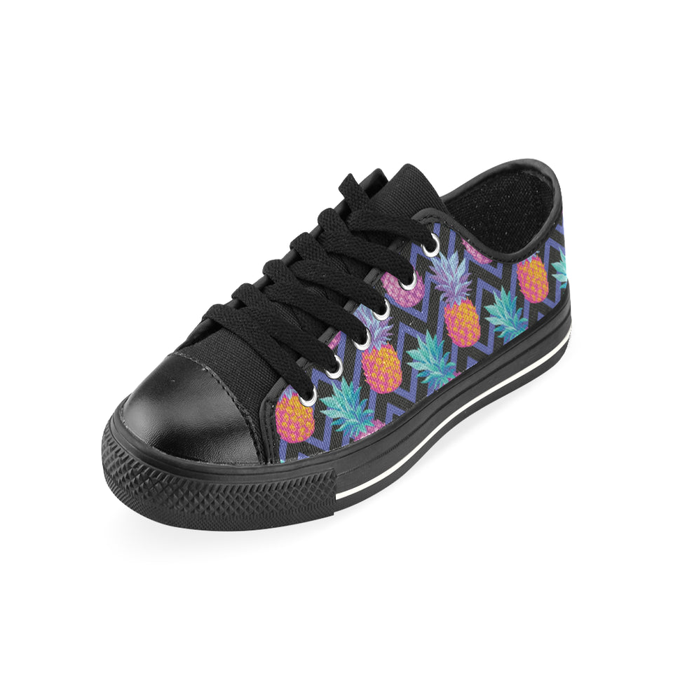 Pineapples pattern zigzag background Men's Low Top Canvas Shoes Black