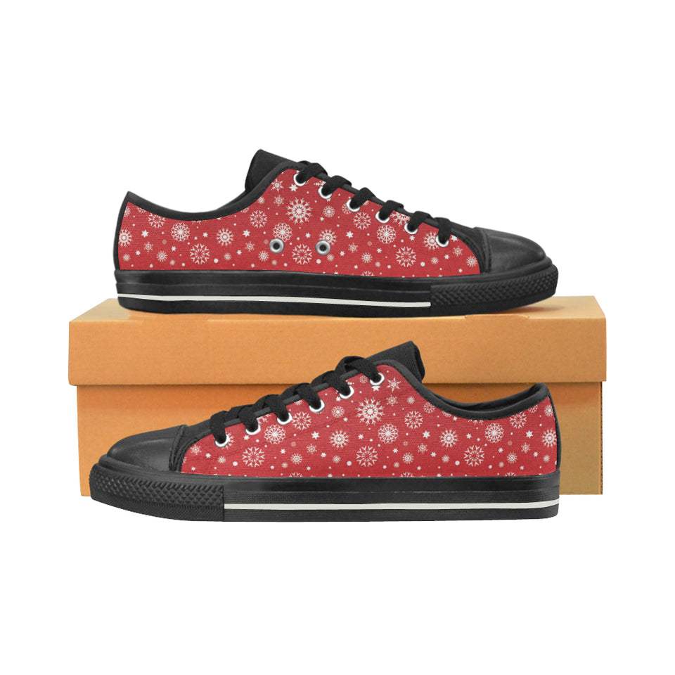 Snowflake pattern red background Women's Low Top Canvas Shoes Black
