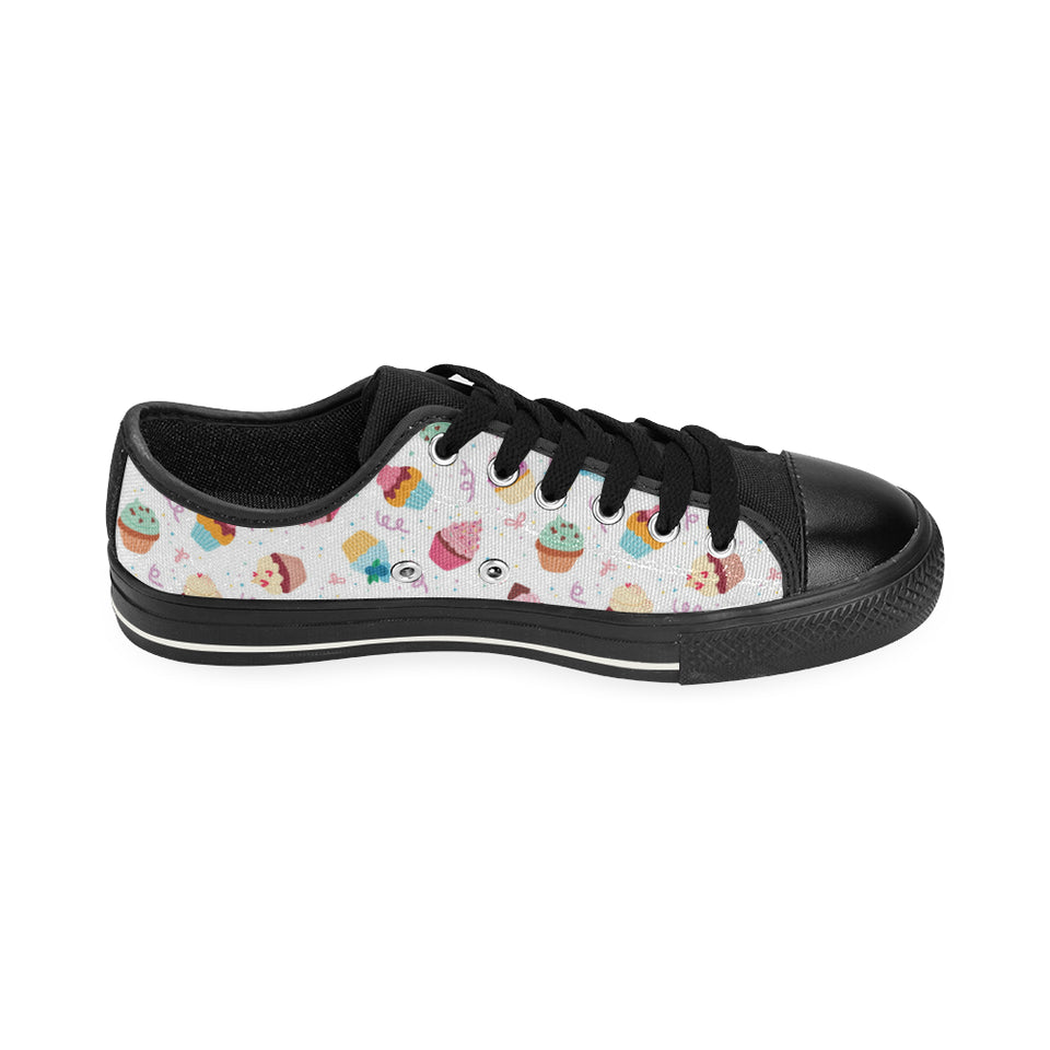 Cake cupcake design pattern Men's Low Top Canvas Shoes Black