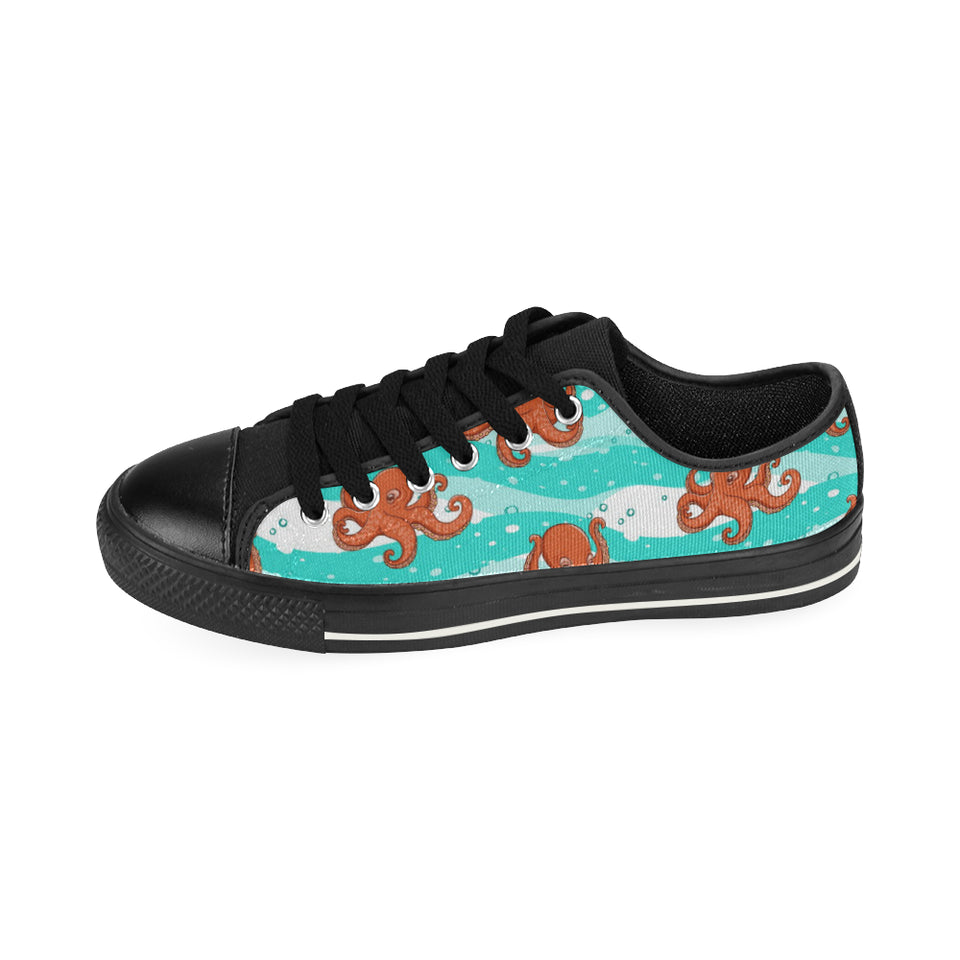 Octopuses sea wave background Men's Low Top Canvas Shoes Black