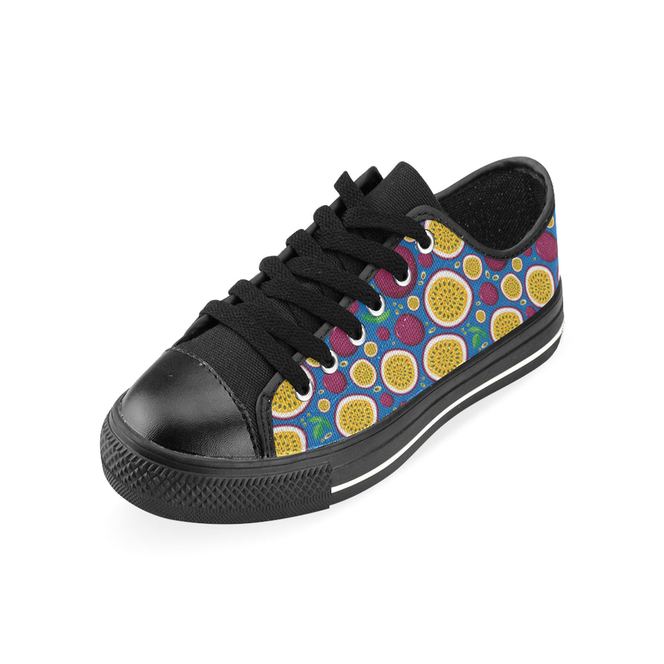 Passion fruit blue background Men's Low Top Canvas Shoes Black